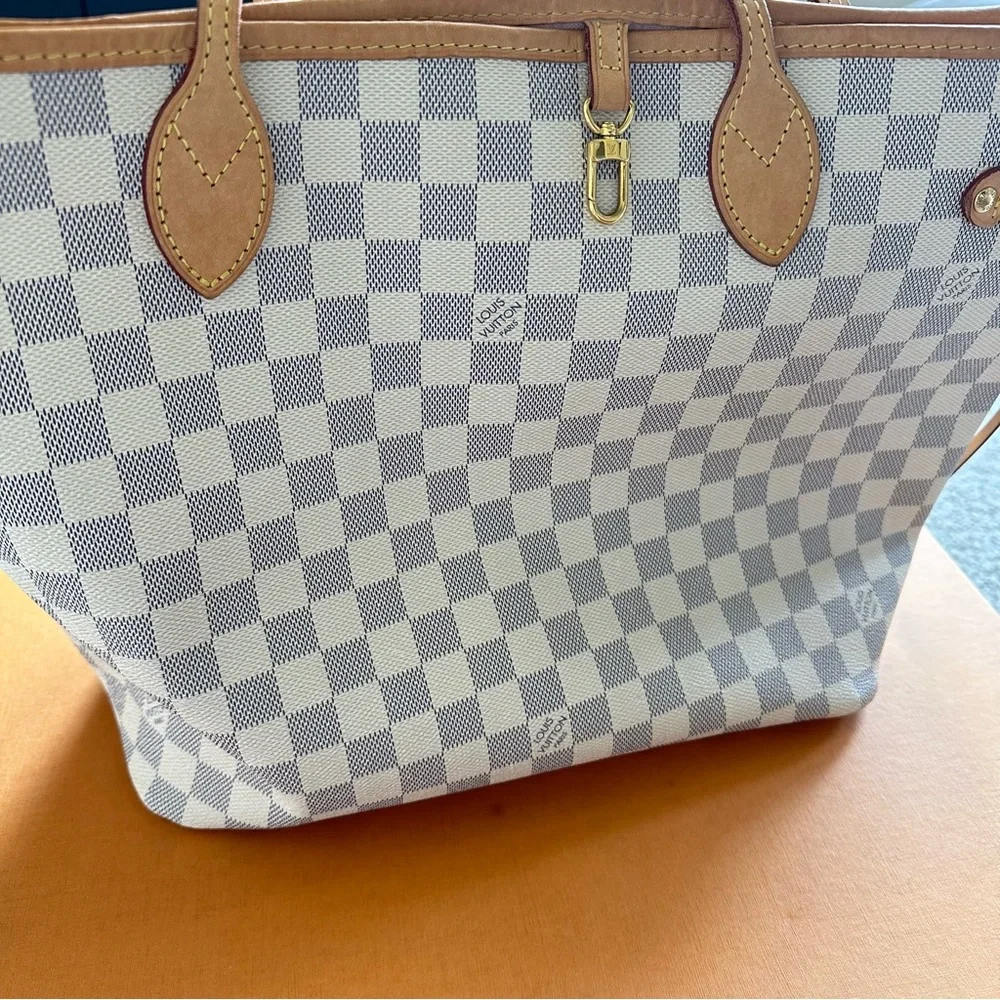 Louis Vuitton Neverfull Rose Ballerine MM White
Damier Azur Canvas - Picture 3 of 13